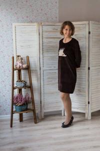 Ruda veliūrinė suknelė