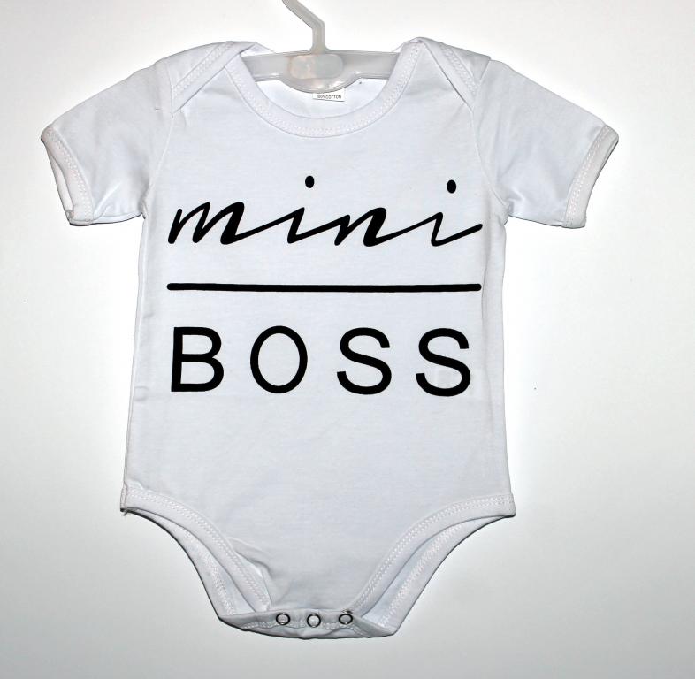 Baltas smėlinukas su užrašu "mini boss"