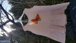 Lininė suknelė su drugelio aplikacija