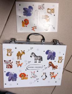Lagaminas su piešimo priemonėmis