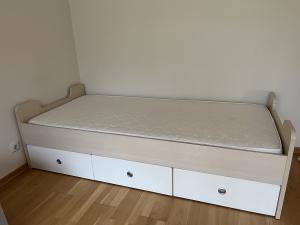 Lova su čiužiniu